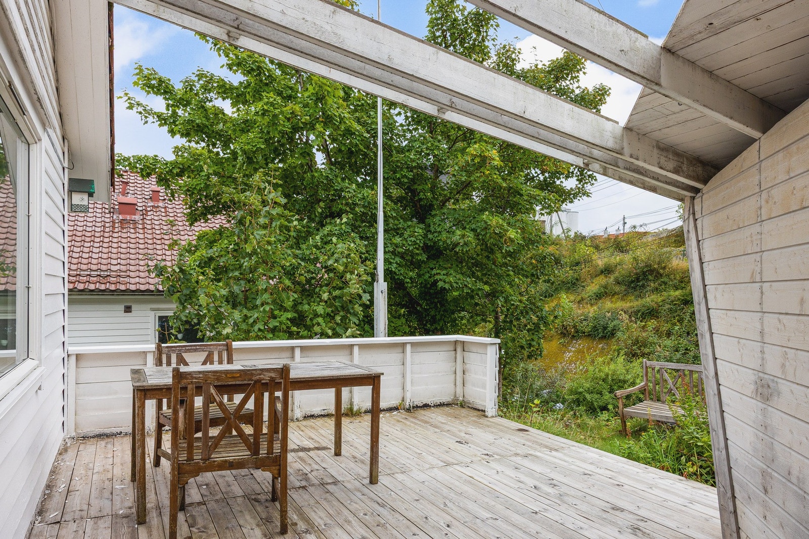 Det er også et eget uteområde for utleiedelen på baksiden av boligen. Galleribilde