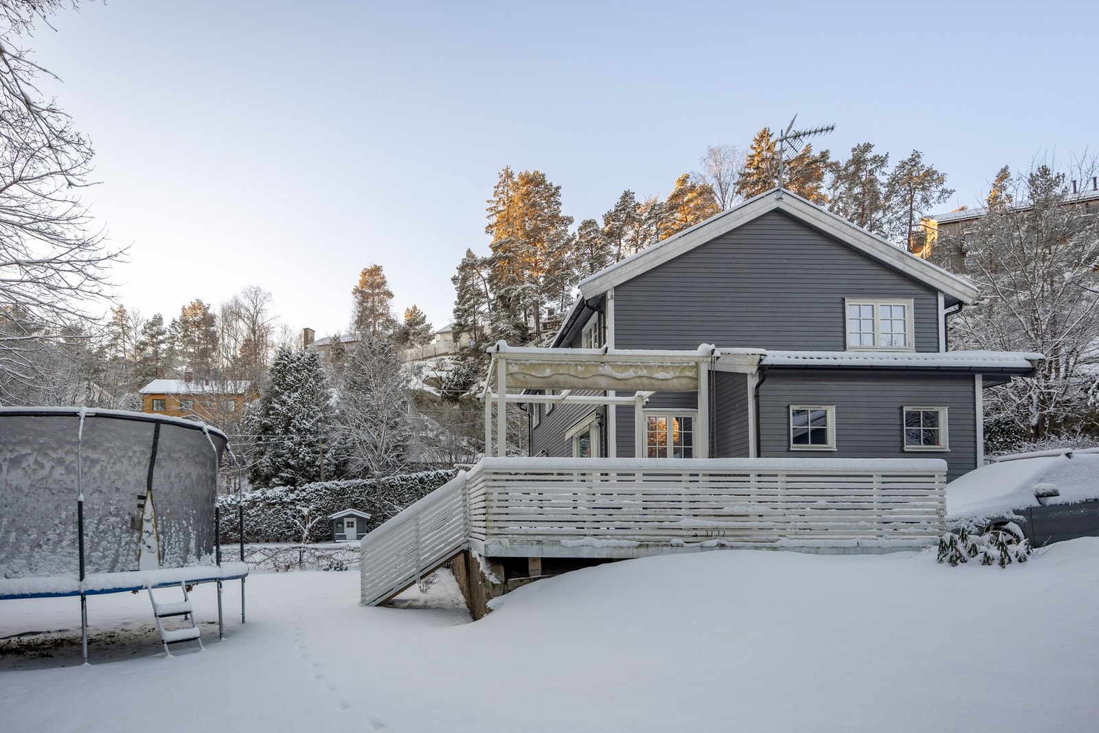 Med hage og stor terrasse ligger alt til rette for å kunne trives. Galleribilde