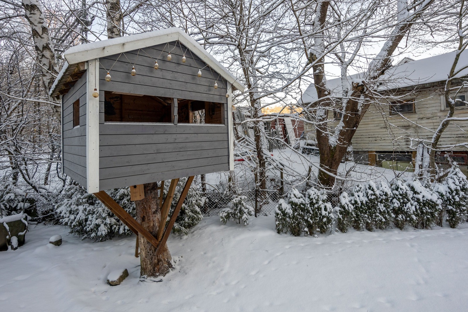 Lekehus i hagen. Galleribilde