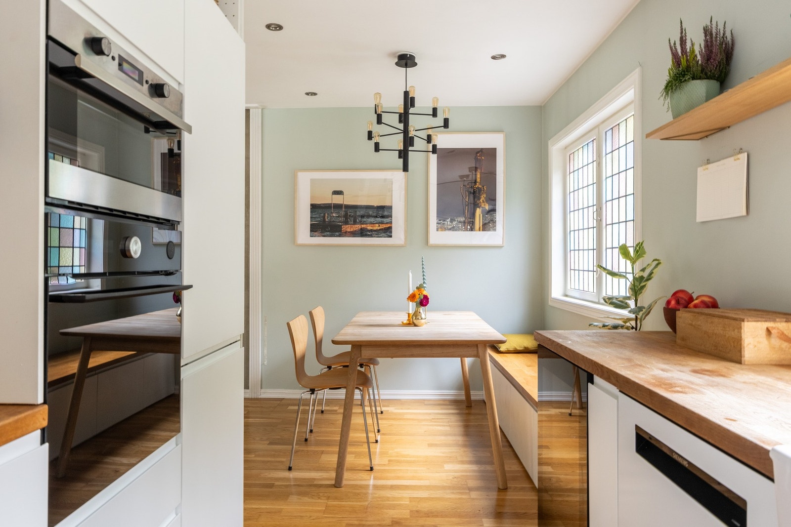 God plass til spisebord ved vinduet. Galleribilde