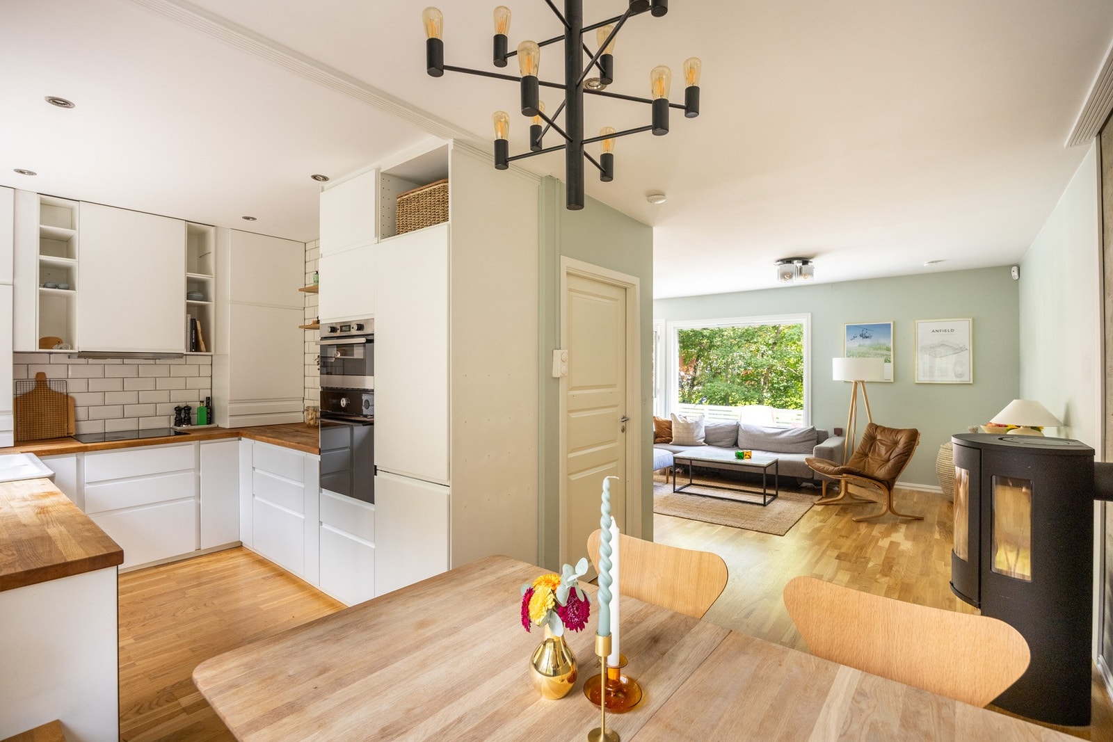 Det er en sosial åpen løsning mellom stuen/spisestuen og kjøkkenet. Galleribilde