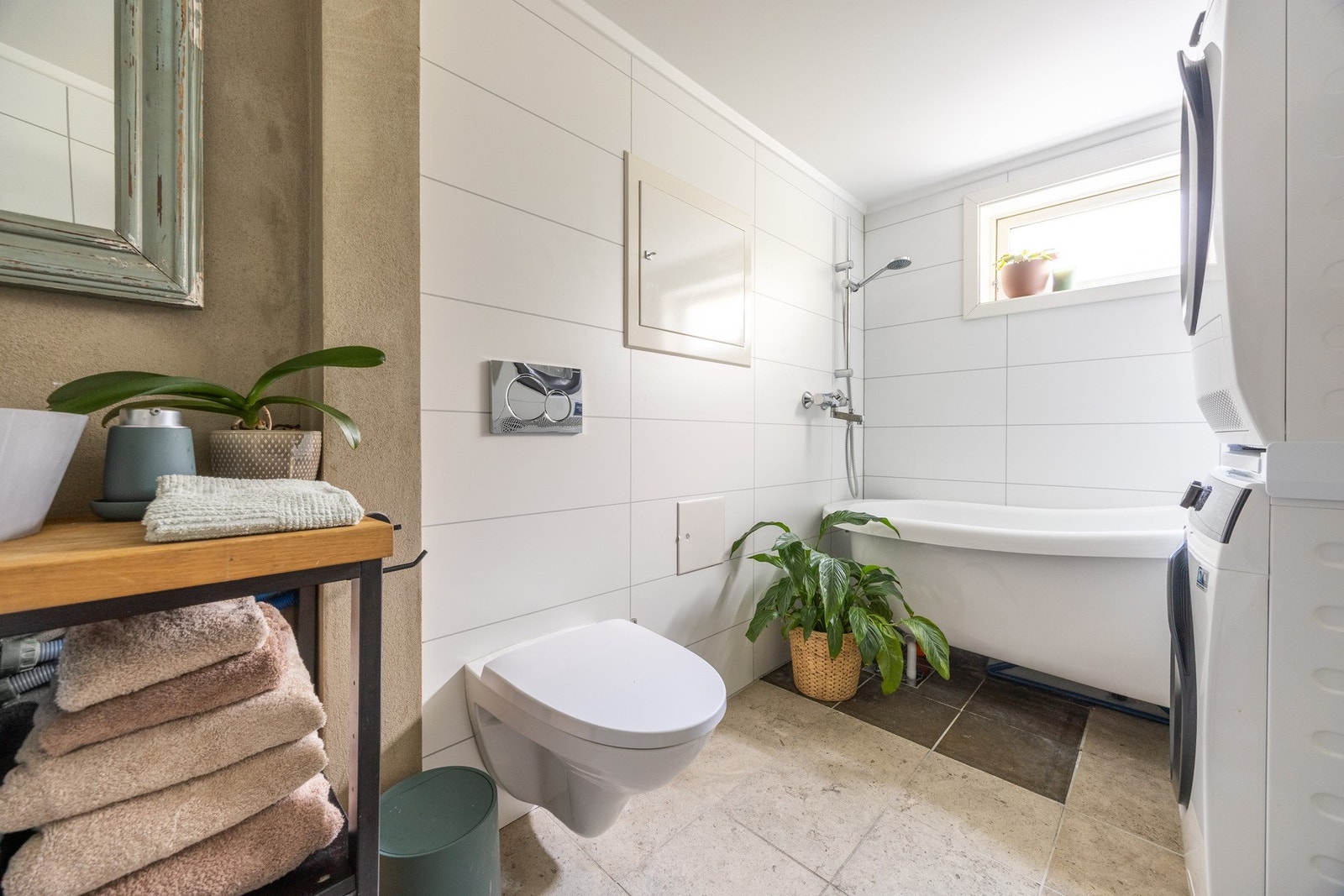 Underetasjen har et kombinert bad/vaskerom med gulvvarme. Galleribilde