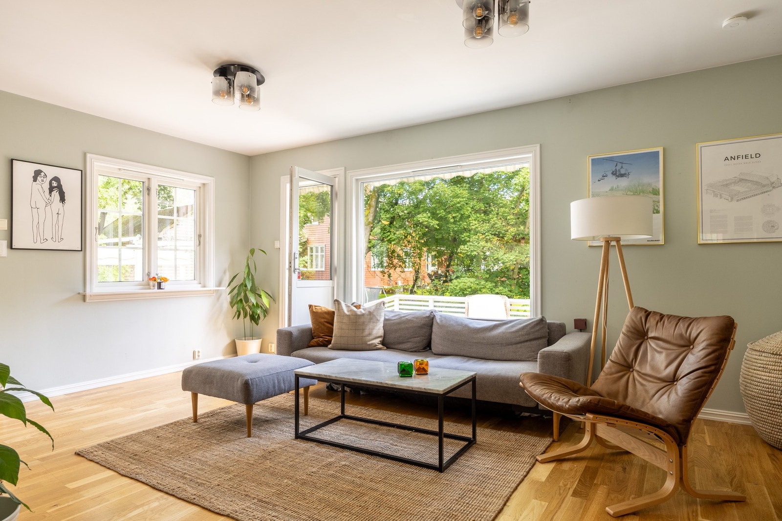 Det er moderne farge- og materialvalg. Galleribilde