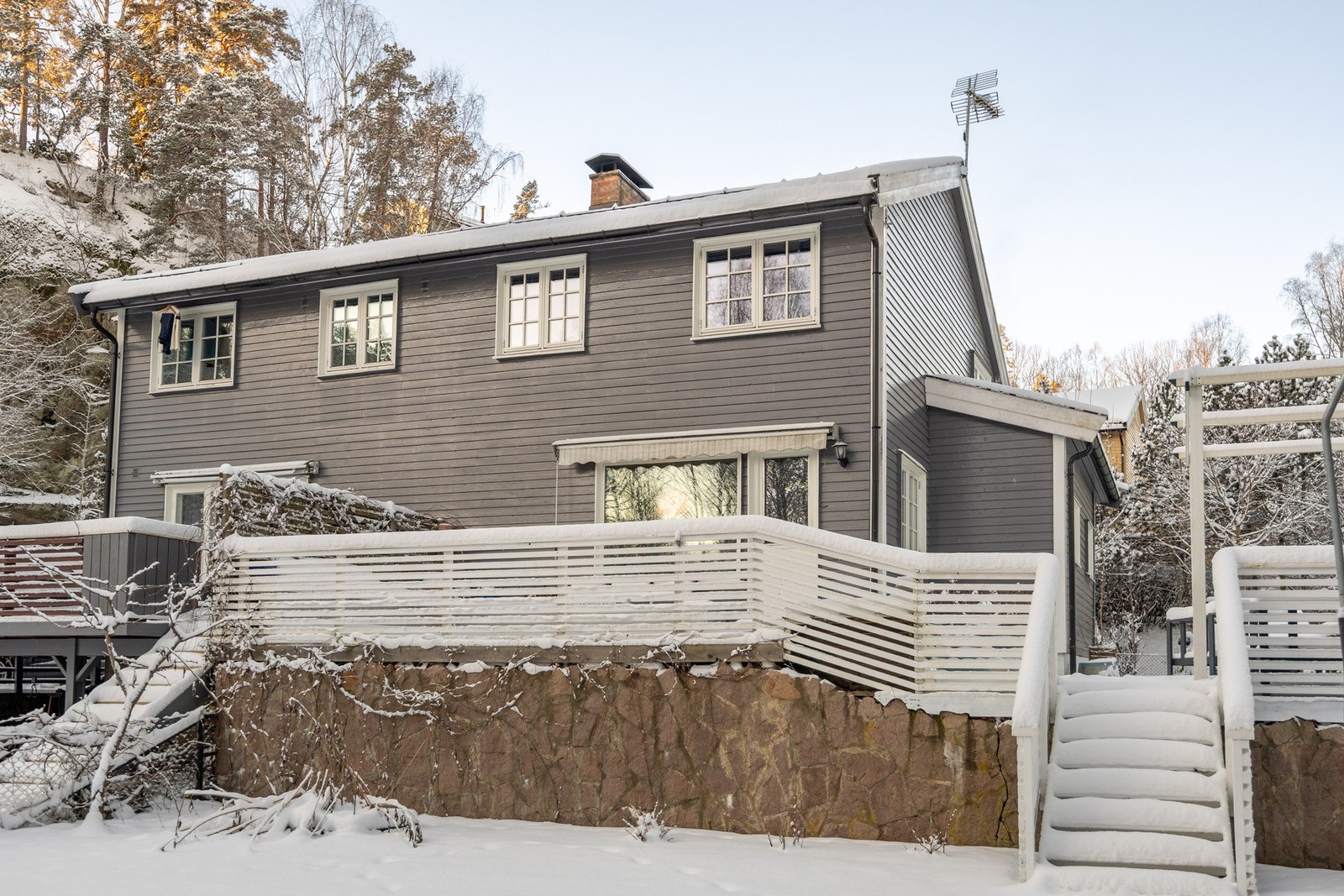 Dette er en halvpart vertikaldelt tomannsbolig med nydelige uteområder. Galleribilde