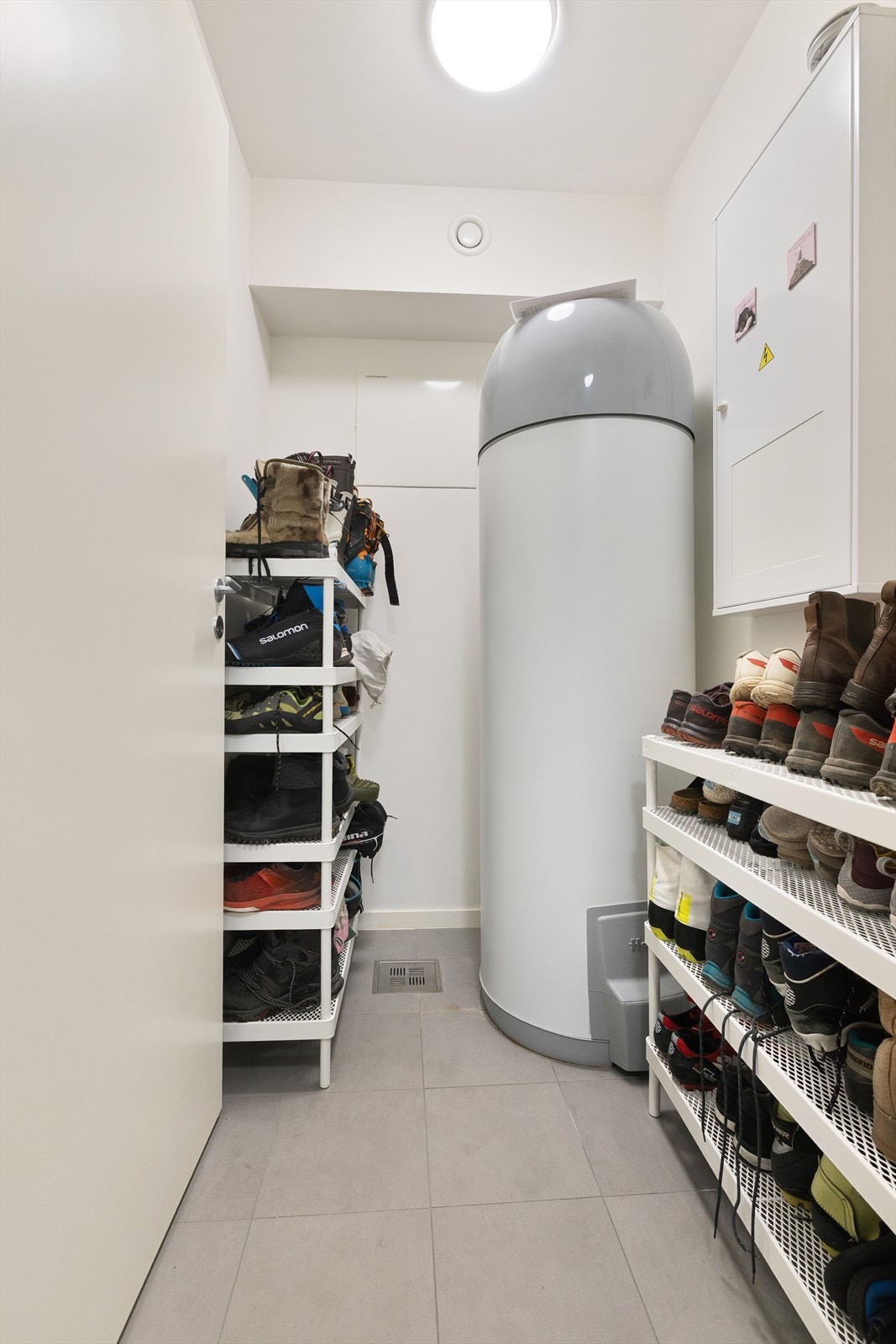 Teknisk rom, men det betyr ikke at det ikke er plass til litt teknisk tøy også... Varmtvannsberederen er på 283 liter. Galleribilde