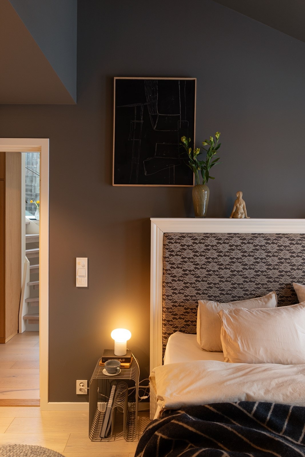 Hovedsoverommet oppleves nesten som en hotellsuite med sitt dempede, elegante fargevalg, lyse parkettgulv og rause takhøyde på inntil 3,66m Galleribilde