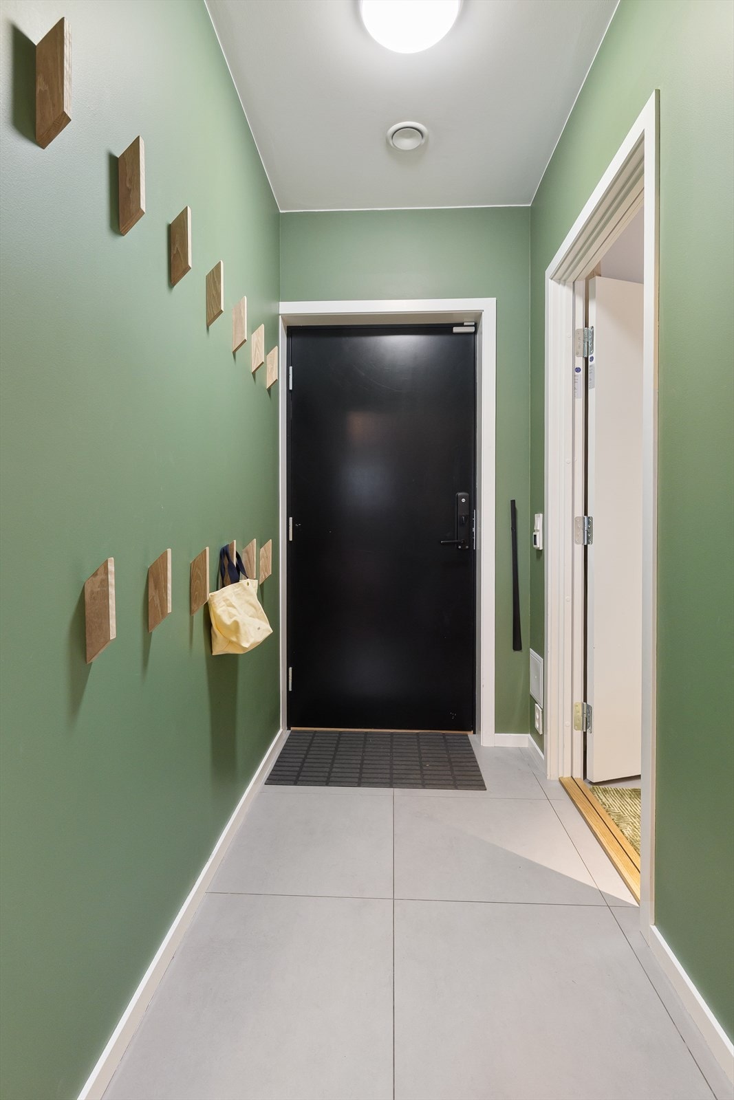 Sluse eller en ekstra entré med kodelås og videre adkomst til felles garasjekjeller. Vi kommer til selve garasjen senere i bilderekken, først en tur ned i kjelleren! Galleribilde