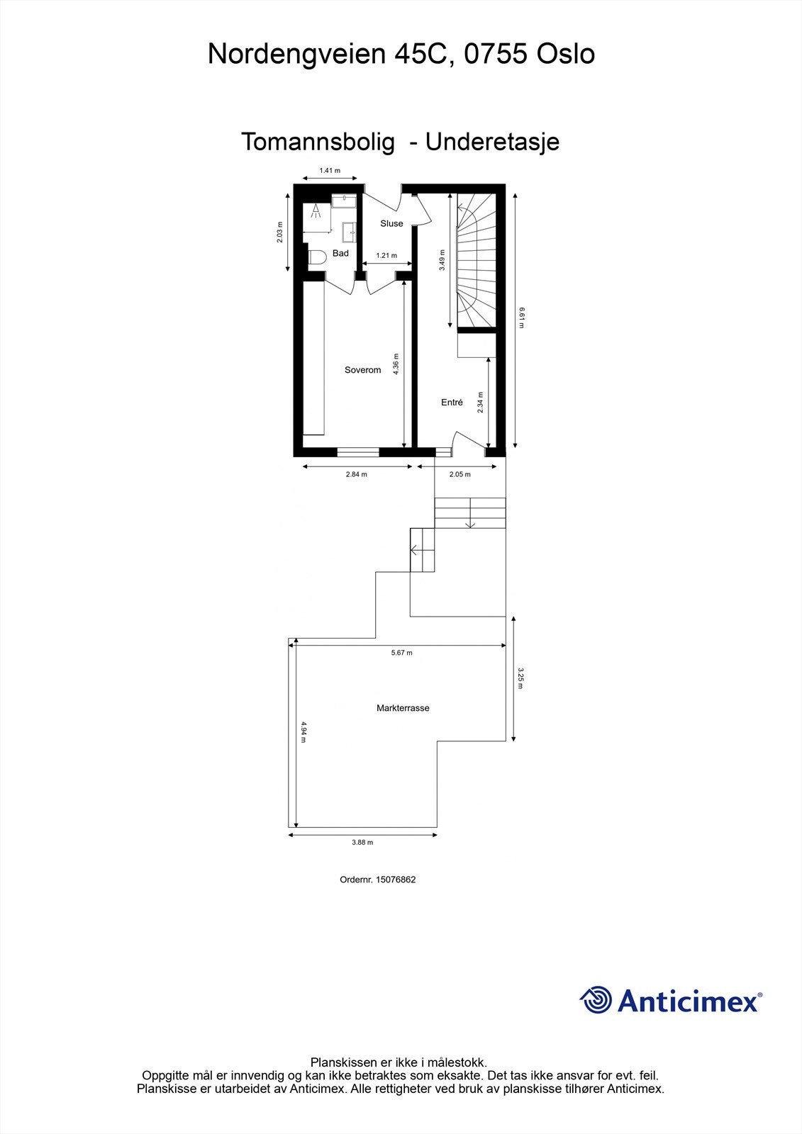 Praktisk etasje med flere innganger. Slusen leder videre ut til garasjekjelleren og soverommet har både eget sikringsskap og opplegg til hybelkjøkken liggende klart i veggen. Galleribilde