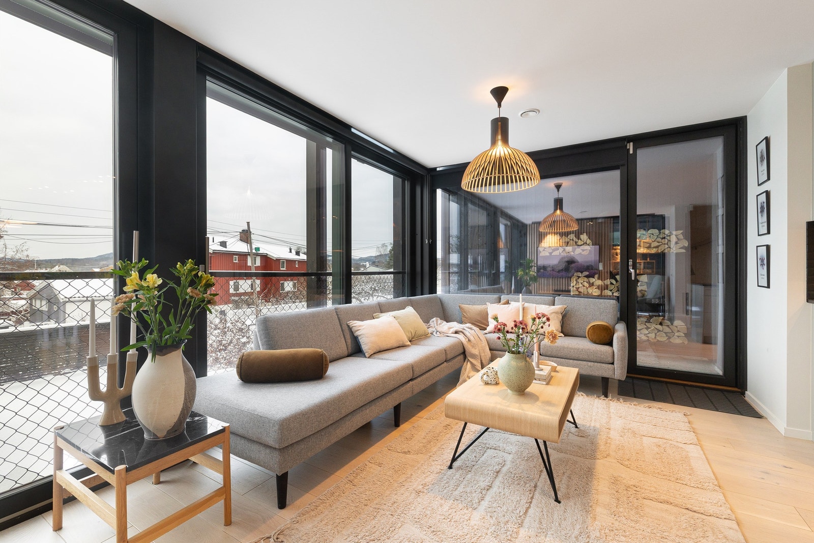 Huset preges av store vindusflater fra tak til gulv med utvendige screens og innvendig solskjerming. Fra stuen er det direkte adkomst til den vestvendte hagen via en skjermet svalgang. Galleribilde