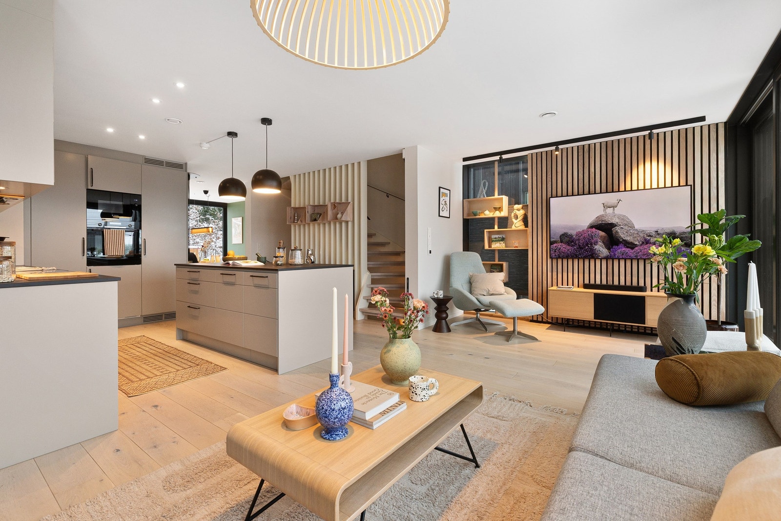 Vel inne igjen er det på tide å nyte den gode romfølelsen i huset. Galleribilde