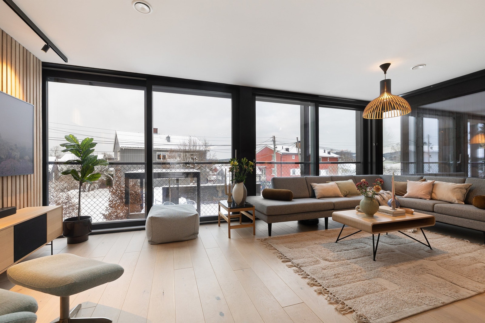 Huset er utstyrt med utvendige screens i husets to øverste etasjer og elektrisk gulvvarme i hoved og underetasjen. Galleribilde