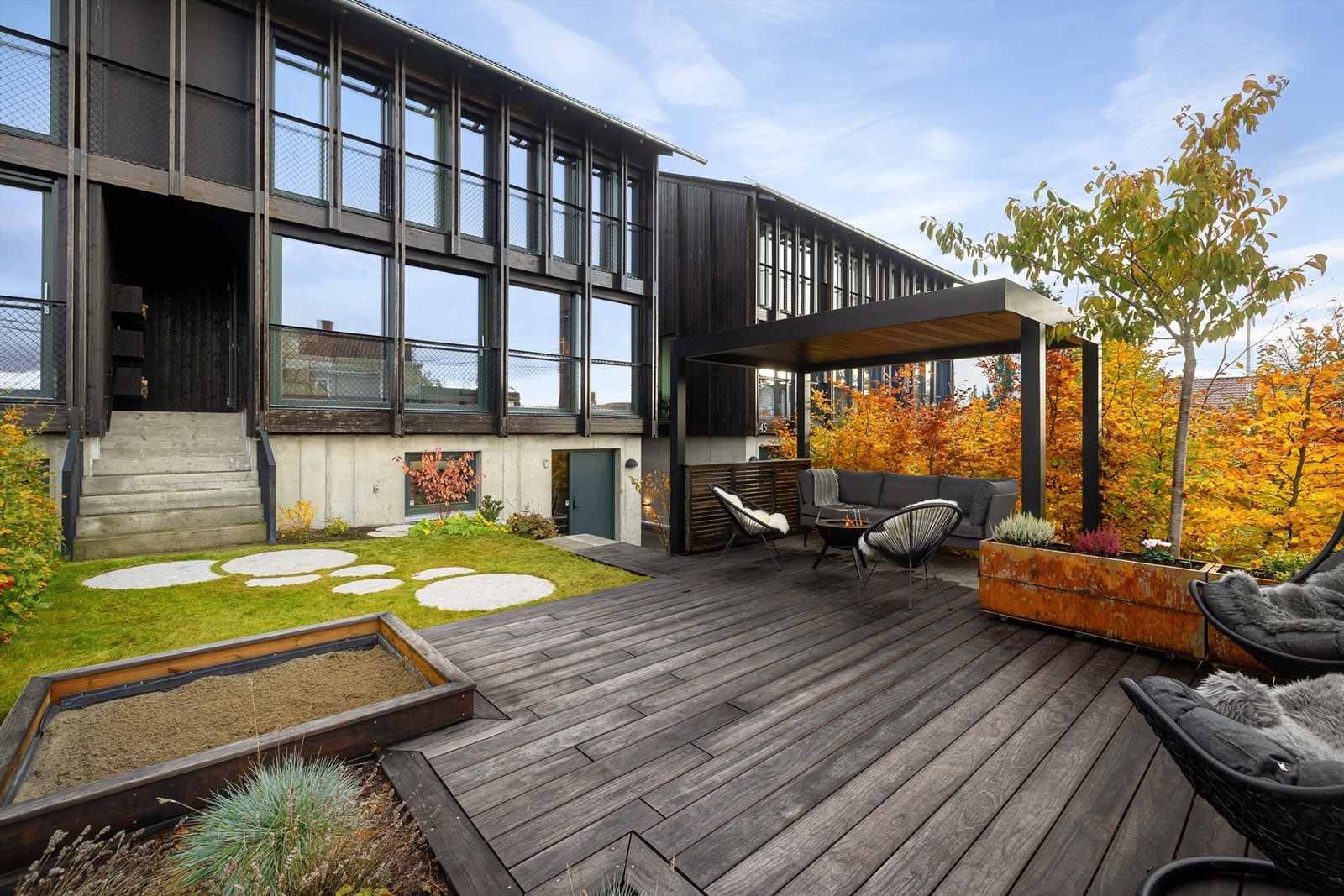 Uteplassen ligger skjermet fra innsyn, samtidig som du har full oversikt fra stuen. Arkitektens smarte grep gjør at husene har sin største uteplass på motsatt side av nærmeste nabo. Galleribilde