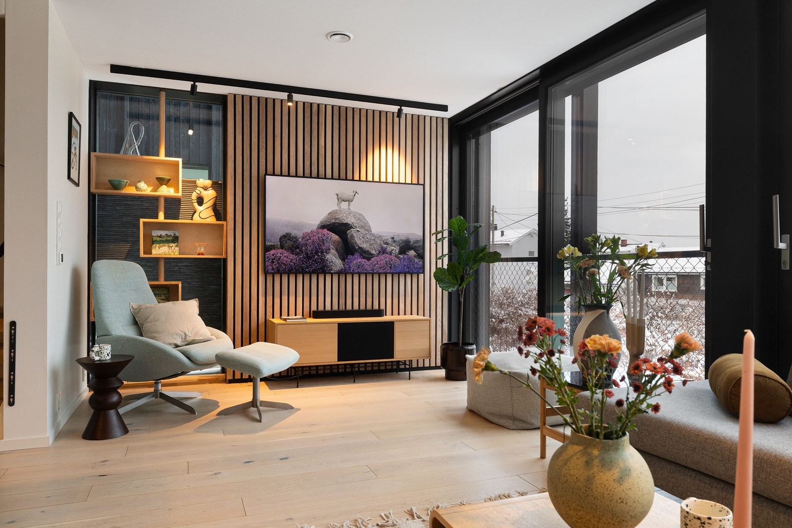 Vindusflater i flere himmelretninger og utstrakt bruk av organiske materialer gir huset en god flyt, uten mørke kroker. Galleribilde