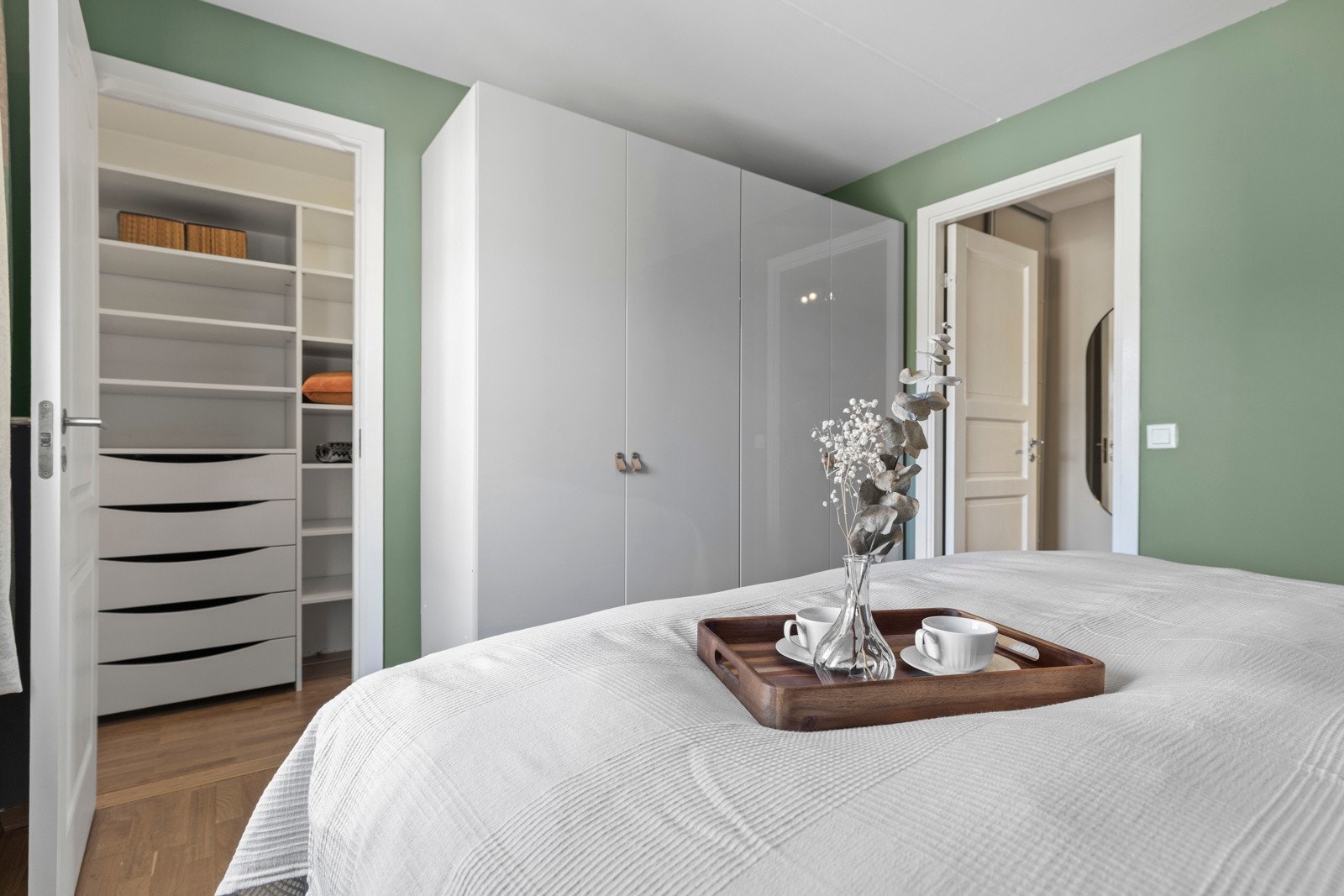 Fra soverommet er det direkte tilgang til et garderoberom med fast innredning. Galleribilde