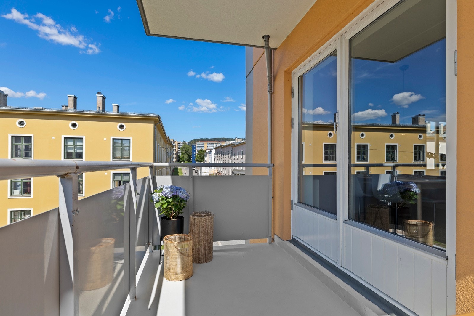 Balkongen på 6 kvm oppleves som en naturlig forlengelse av oppholdsrommet. Galleribilde