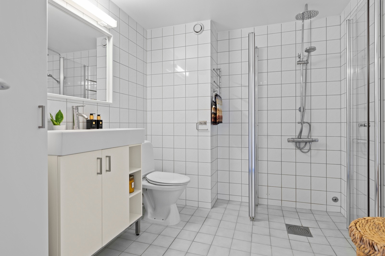 Pent og romslig baderom med tidløst uttrykk. Galleribilde