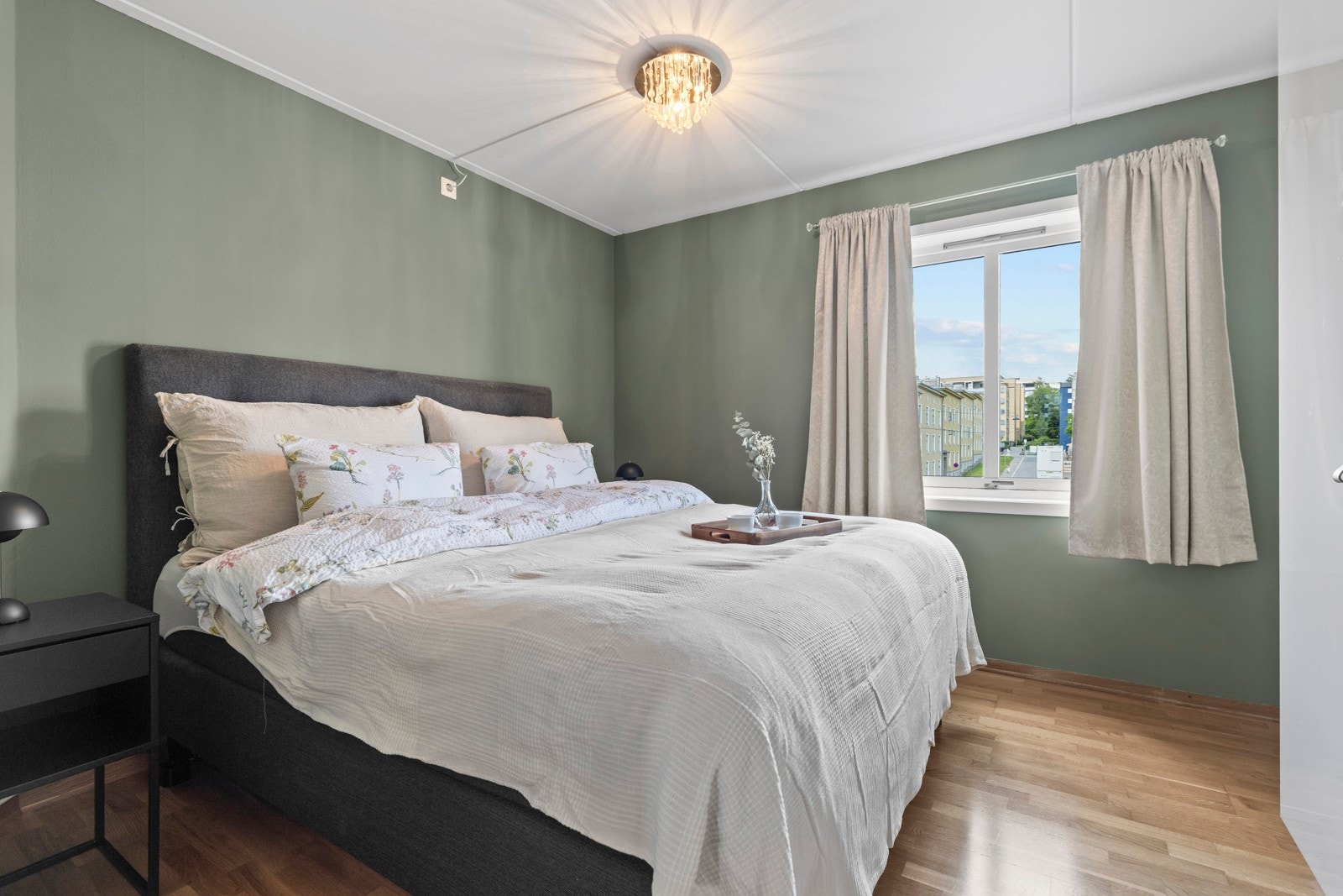 Veggene er malt i en dempet grønnfarge som gir rommet en rolig og avslappende stemning. Galleribilde