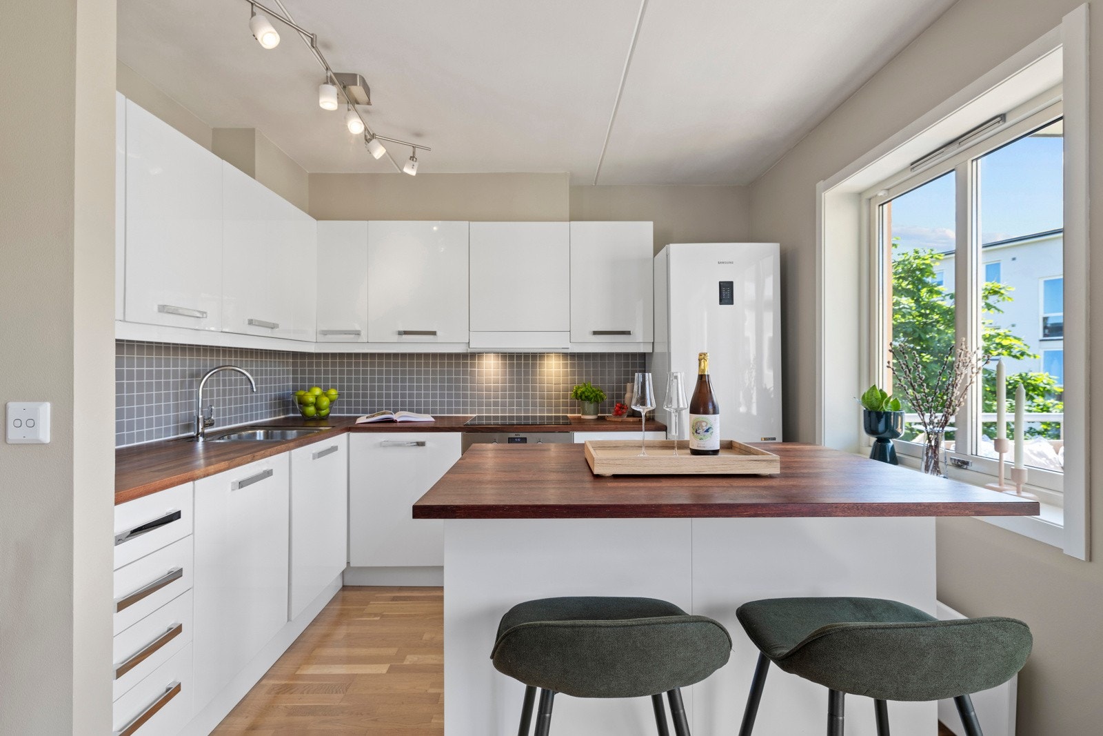 Her bor du sentralt med nærhet til både byliv, kollektivtransport og flotte rekreasjonsområder. Galleribilde