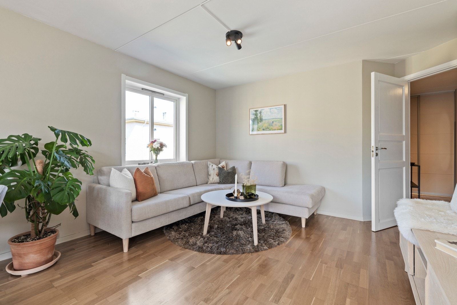 Nøytrale fargevalg, parkettgulv og glatte, malte vegger gir et moderne og lunt preg. Galleribilde