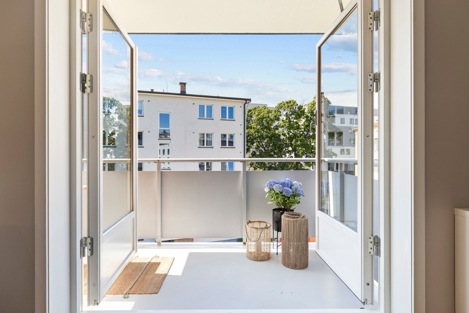 Balkongen ligger i tilknytning til stuen og gir et fint uterom med plass til sittegruppe. Galleribilde