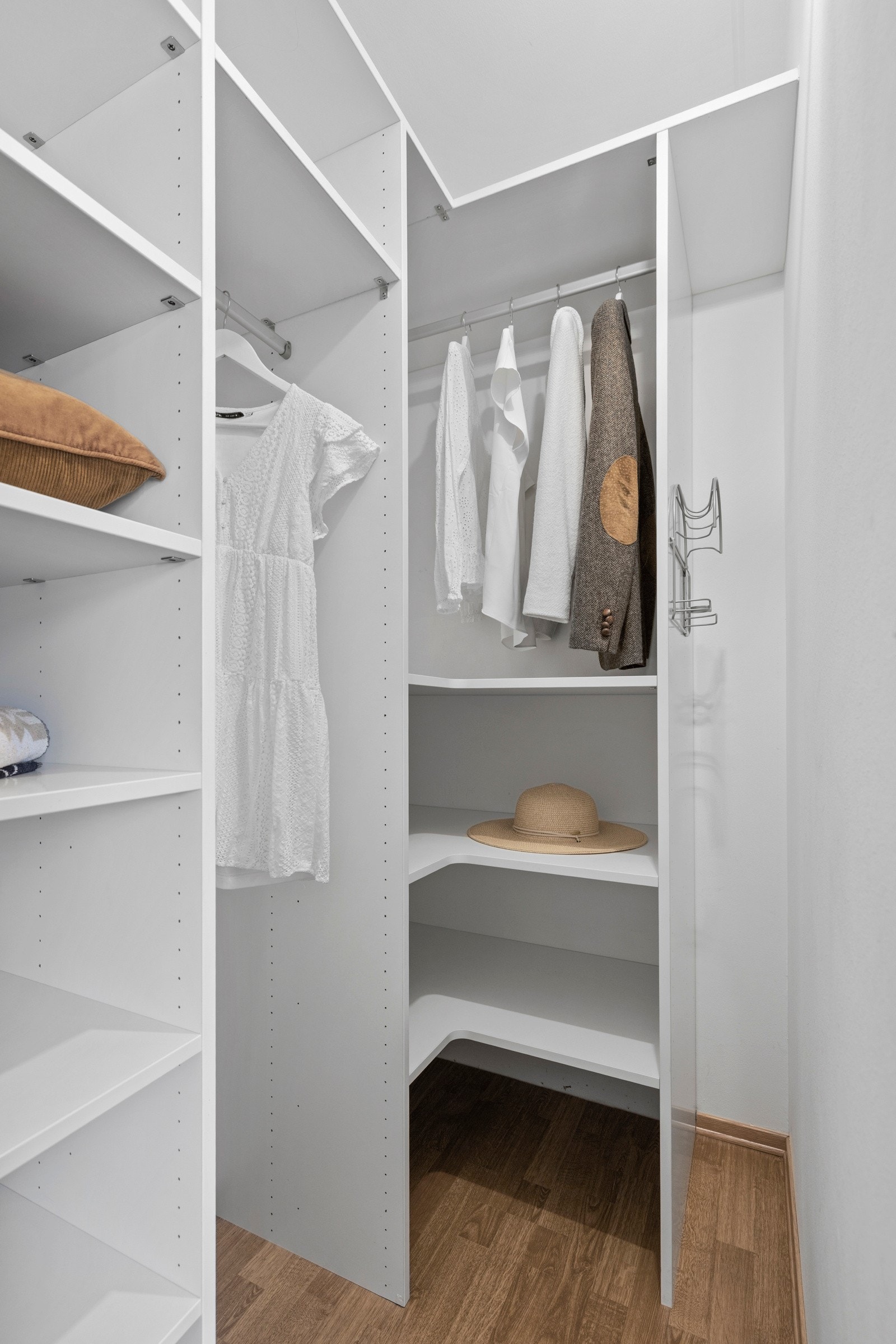 Her finnes både skuffer og hyller som gir god plass til klær og annen oppbevaring. Galleribilde