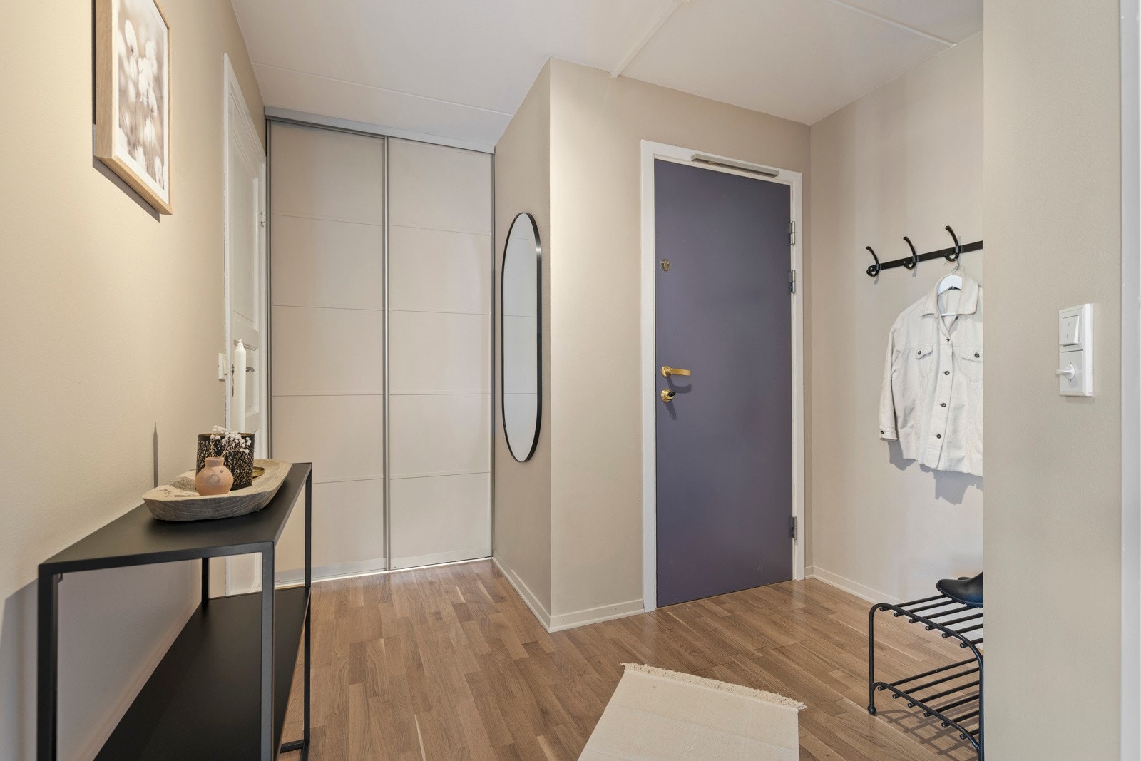 Entréen har en praktisk og oversiktlig utforming som bidrar til et innbydende førsteinntrykk. Galleribilde