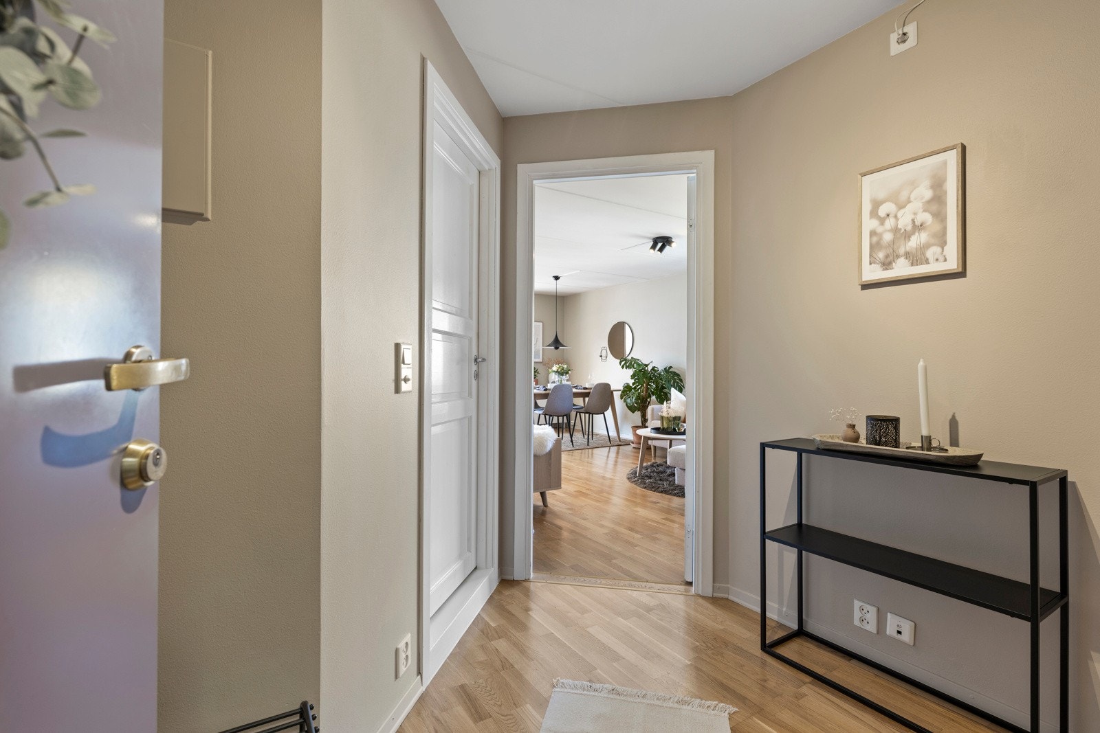 Entréen har enkel tilgang til øvrige rom i boligen. Galleribilde