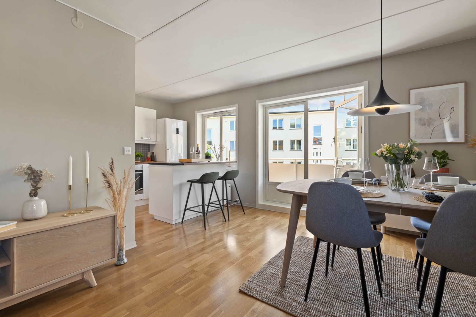 Leiligheten har en praktisk og åpen stue- og kjøkkenløsning som gir en god romfølelse. Galleribilde