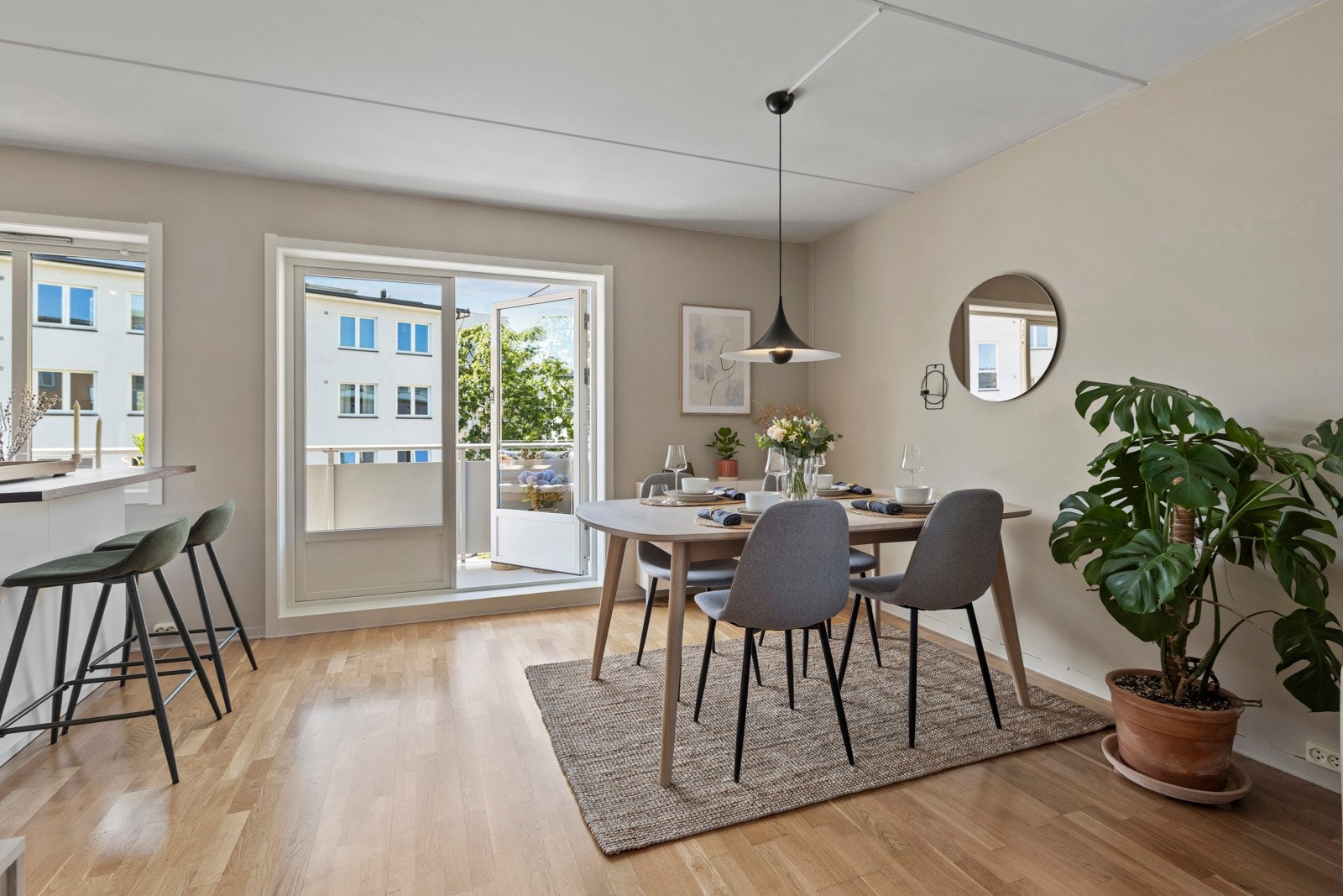 Stuen er romslig og gjennomgående lys, med store vindusflater som gir godt med dagslys og en luftig atmosfære. Galleribilde