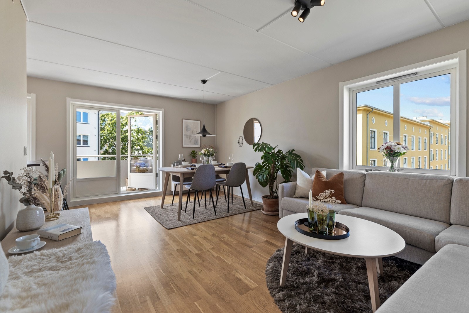 I stuen er det plass til både sofagruppe og spisebord, og romløsningen gir en naturlig flyt mellom kjøkken og oppholdsareal Galleribilde