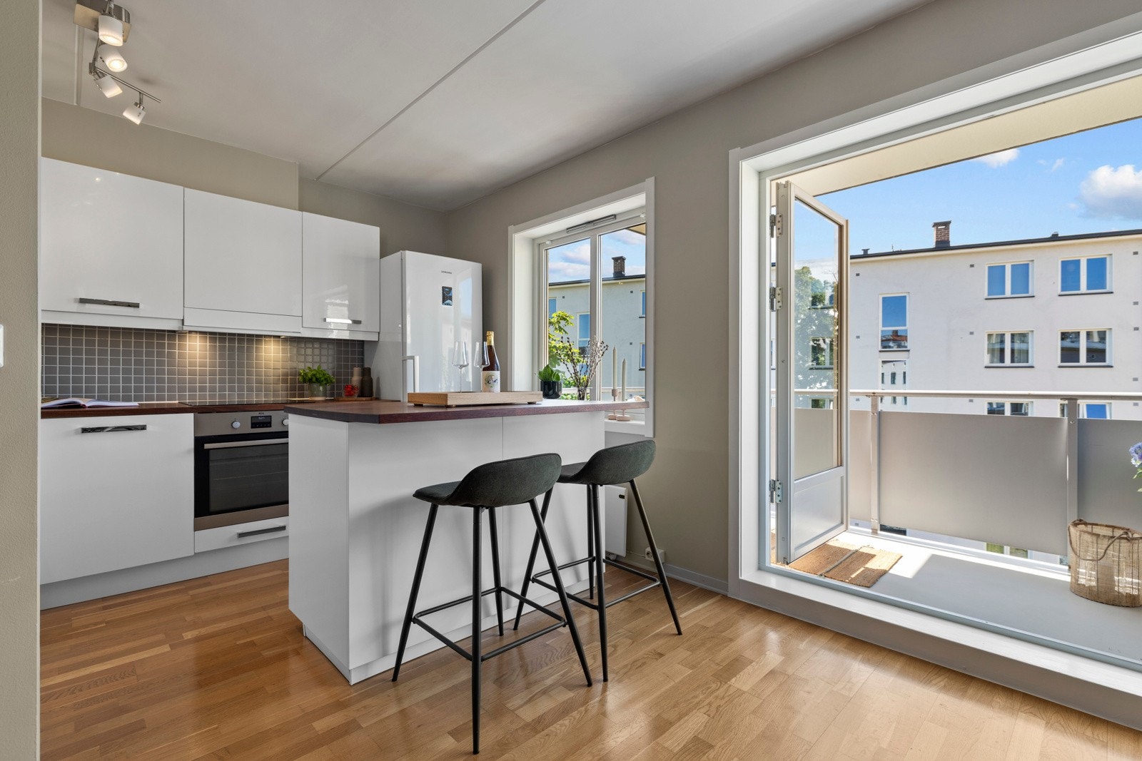 Lyst og innbydende kjøkken med kjøkkenøy fra 2020 gir en naturlig sosial sone med sitteplasser og ekstra arbeidsflate. Galleribilde