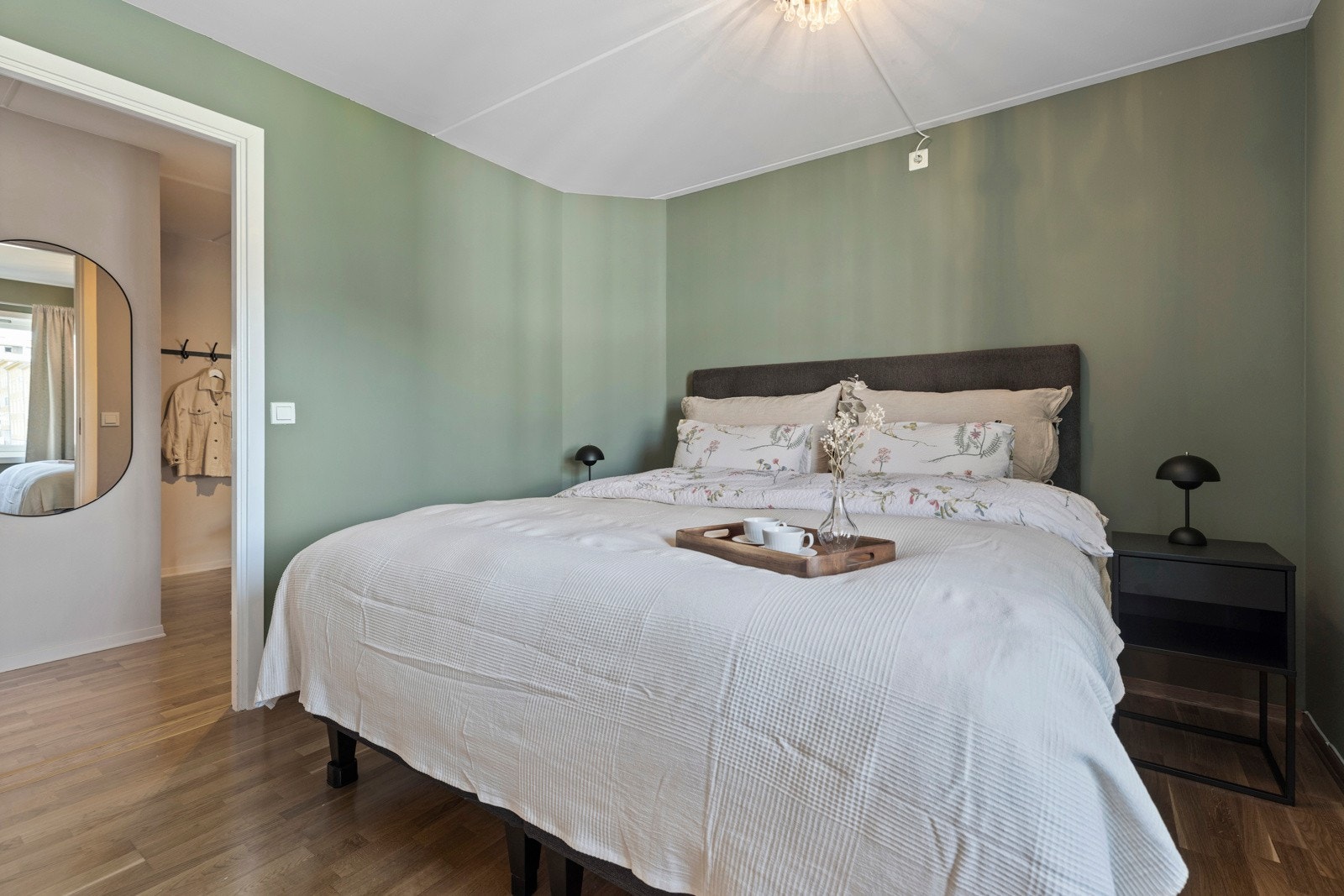 Soverommet i boligen er lyst og behagelig, og innredet med plass til dobbeltseng og nattbord på begge sider. Galleribilde