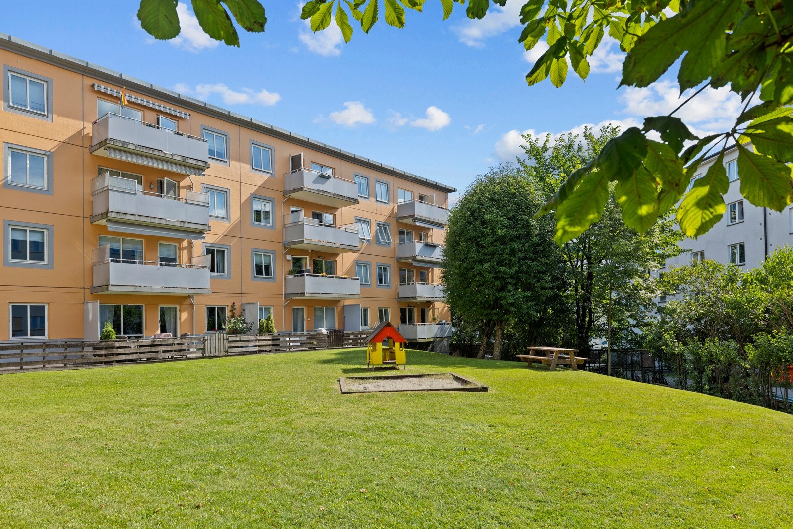 Pent opparbeidet og innbydende bakgård. Galleribilde