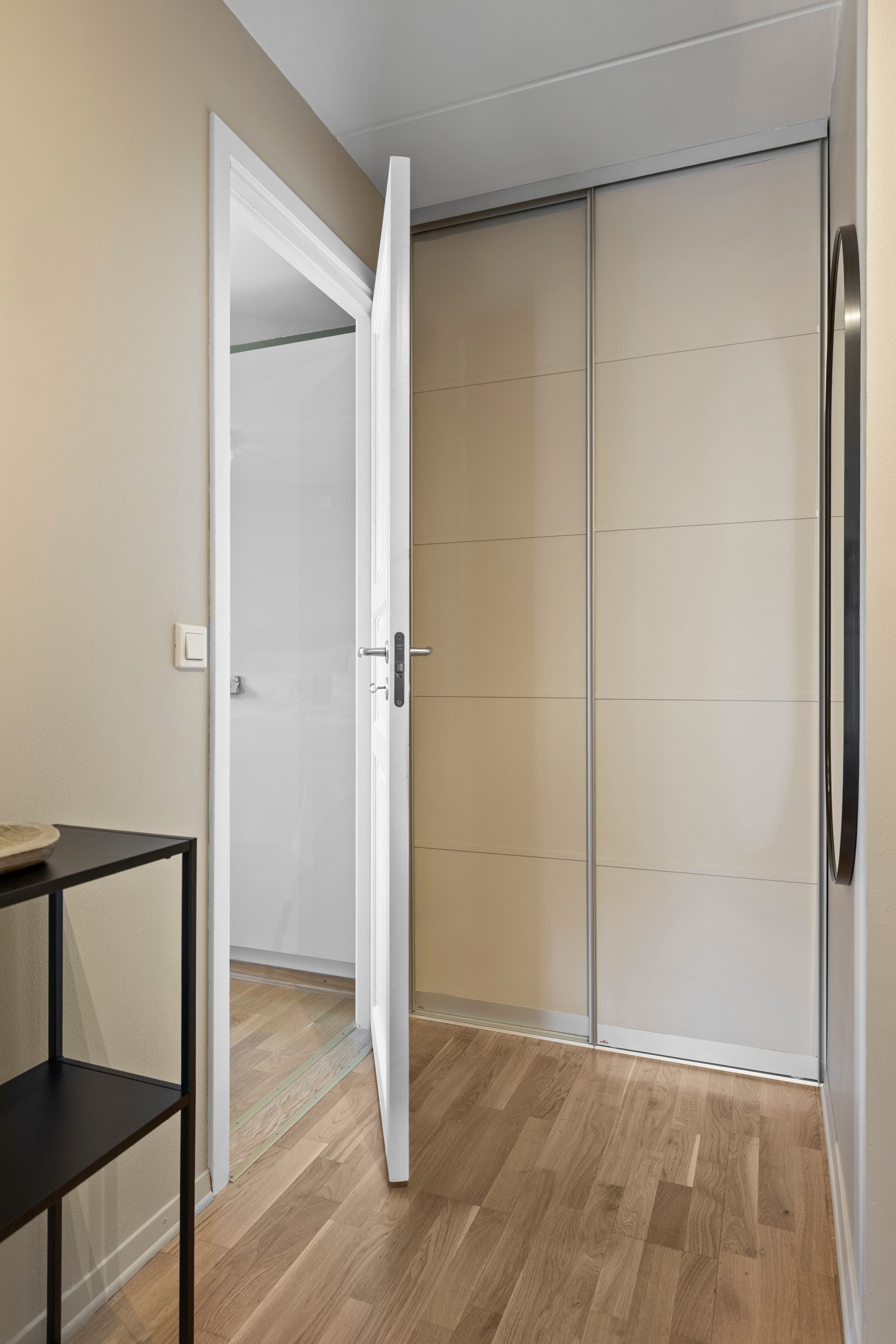 Det er montert knaggrekke på veggen, og en romslig skyvedørsgarderobe gir ekstra oppbevaringsplass. Galleribilde