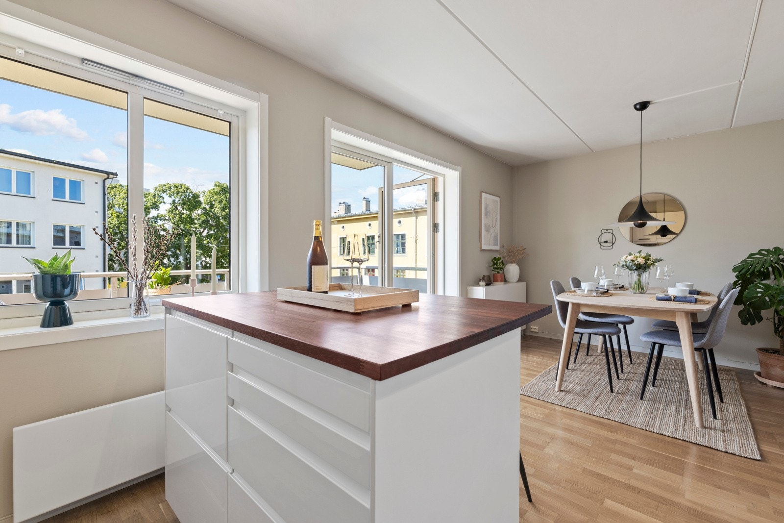 Store vindusflater og direkte utgang til balkong gir godt lys og en åpen, luftig romfølelse. Galleribilde