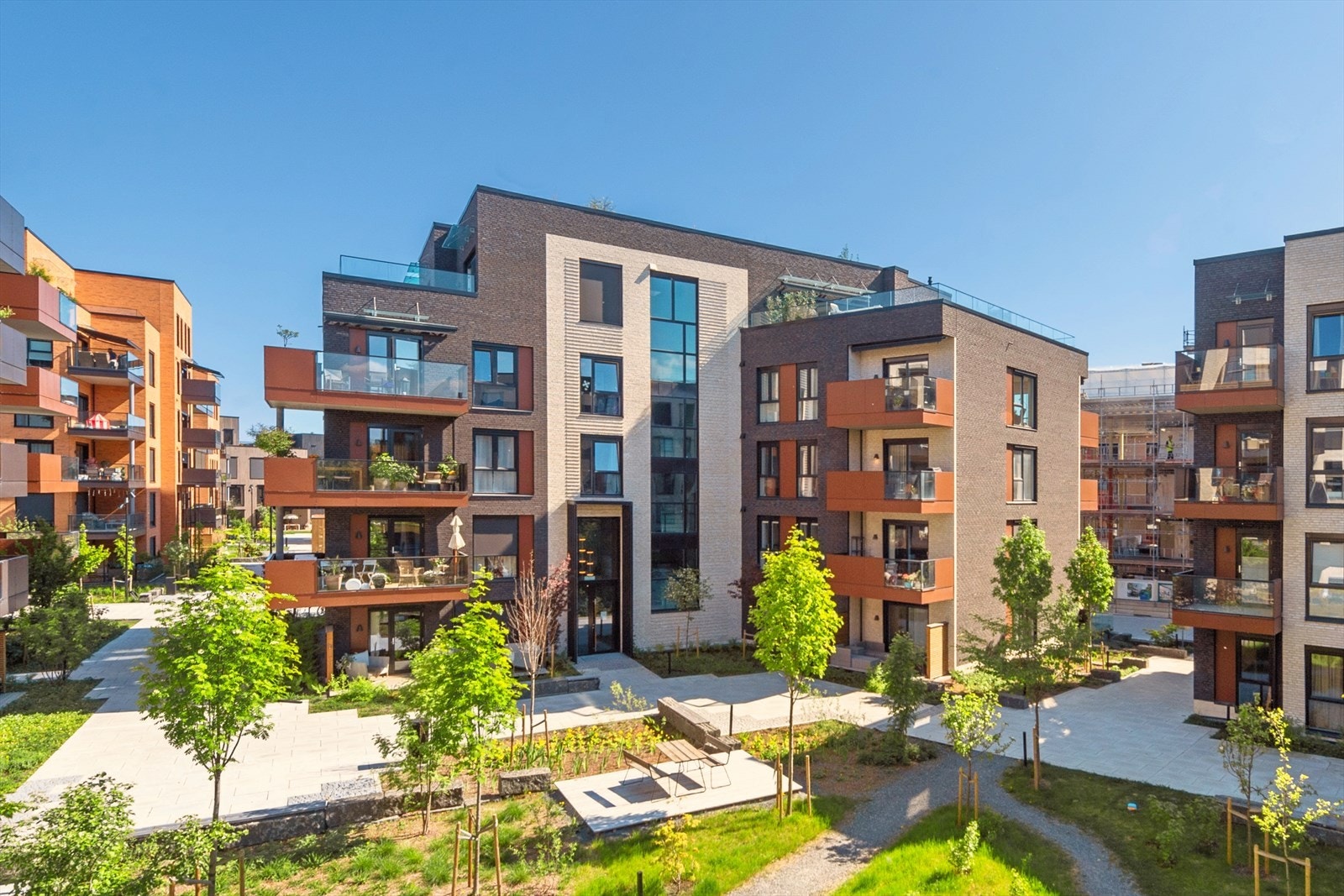 Felles utearealer er gjennomtenkt opparbeidet med frodig beplantning, interne gangstier, god belysning, lekeplasser og sosiale soner med sittegrupper - ideelt for både store og små. Galleribilde