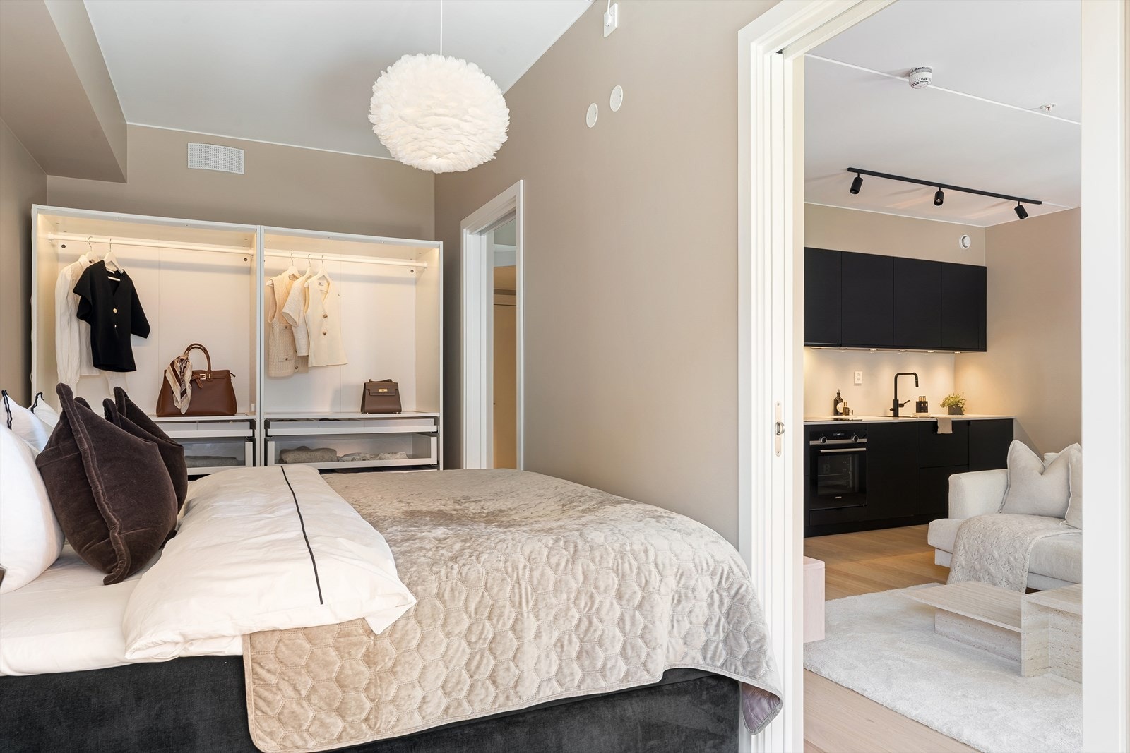 Praktisk adkomst til soverommet gjennom skyvedører. Galleribilde