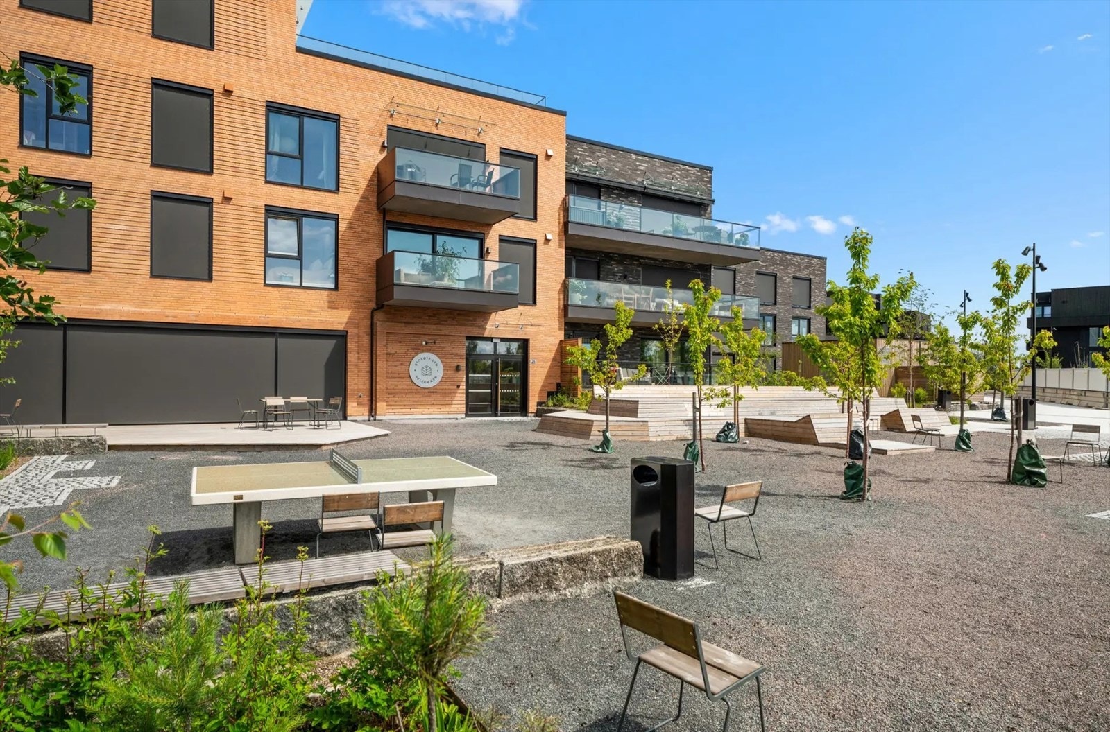 Velutstyrt felleslokale med tilhørende uteområde, tilgjengelig for leie eller til sosialt samvær blant beboerne. Galleribilde