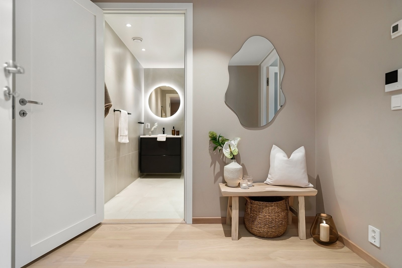 Inngang fra entrè. Galleribilde