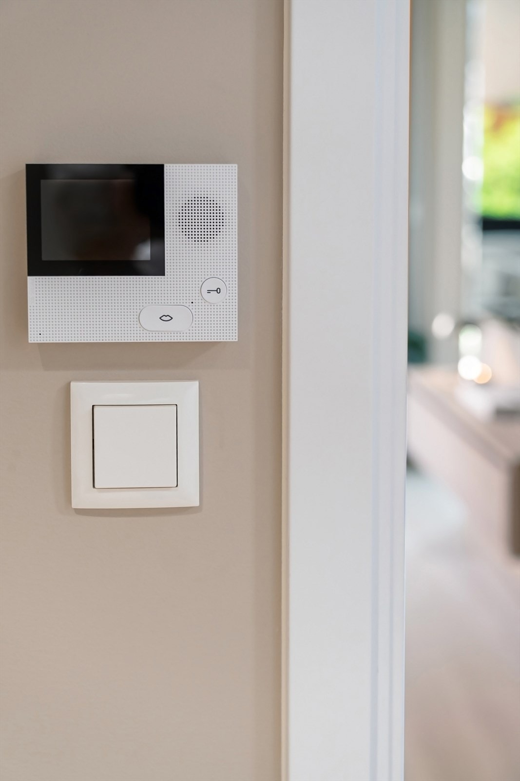 Moderne callinganlegg i gangen, samt smarthusløsninger integrert i hele leiligheten, gjør det enkelt å justere lys og temperatur via app eller display. Galleribilde