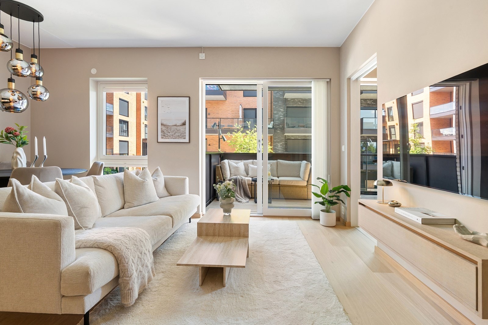 Velkommen til Dragehodesvingen 14, presentert av Eirik Aas vDNB Eiendom. Galleribilde