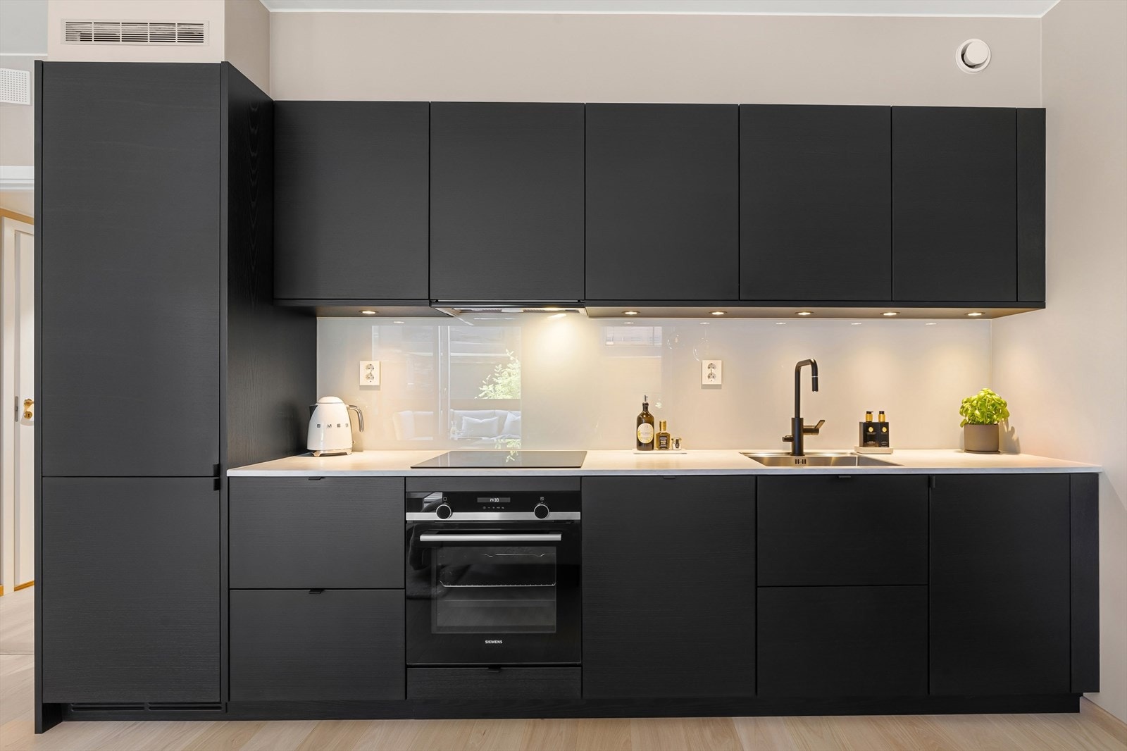 Kjøkkeninnredning fra drømmekjøkkenet. Og integrerte hvitevarer bestående av kjøl/frys, stekeovn, induksjonstopp og oppvaskmaskin. Galleribilde