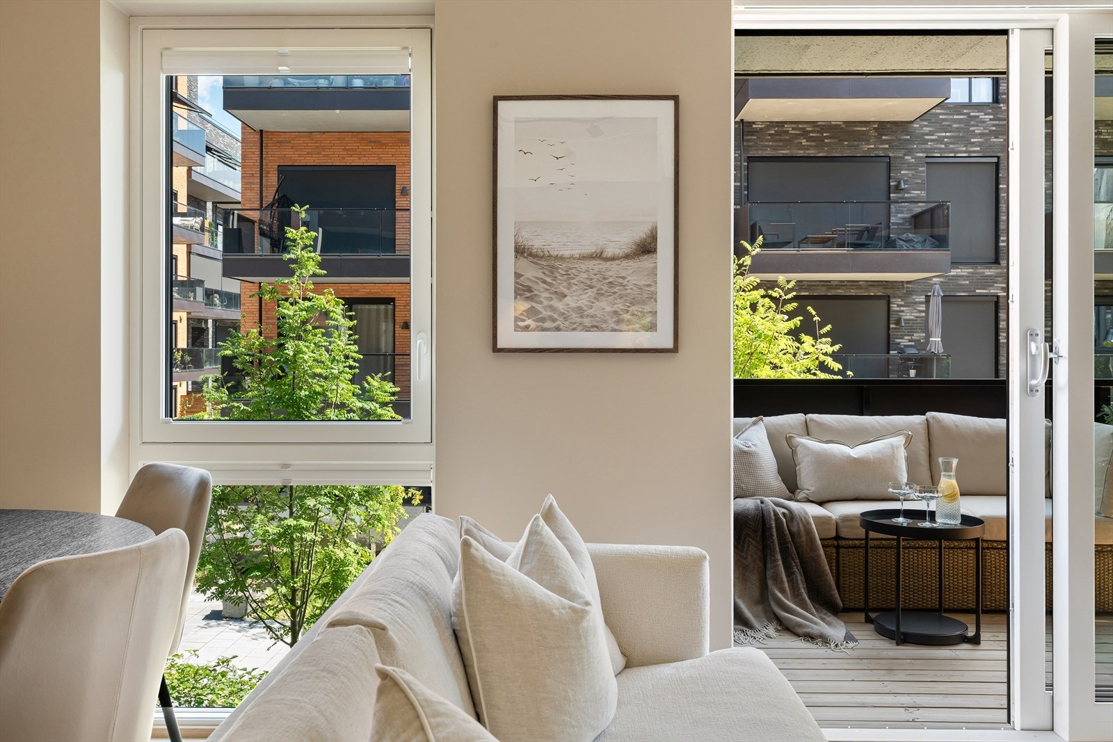 Store vindusflater gir rikelig med lys inn i leiligheten. Galleribilde