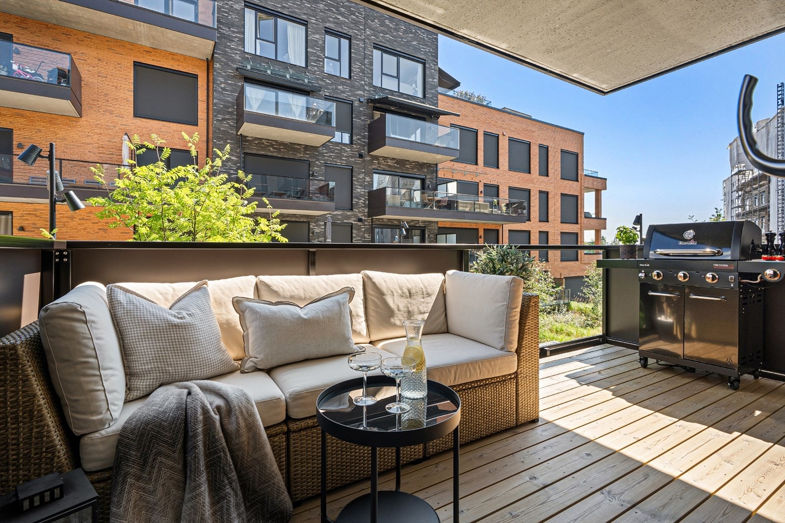 Luftig balkong på 9 kvm med gode solforhold. Galleribilde