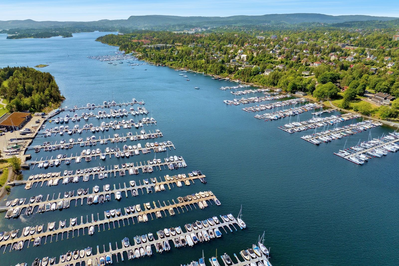 Oksenøya marina med mulighet for båtplass ligger noen få minutter i gangavstand fra boligen. Galleribilde