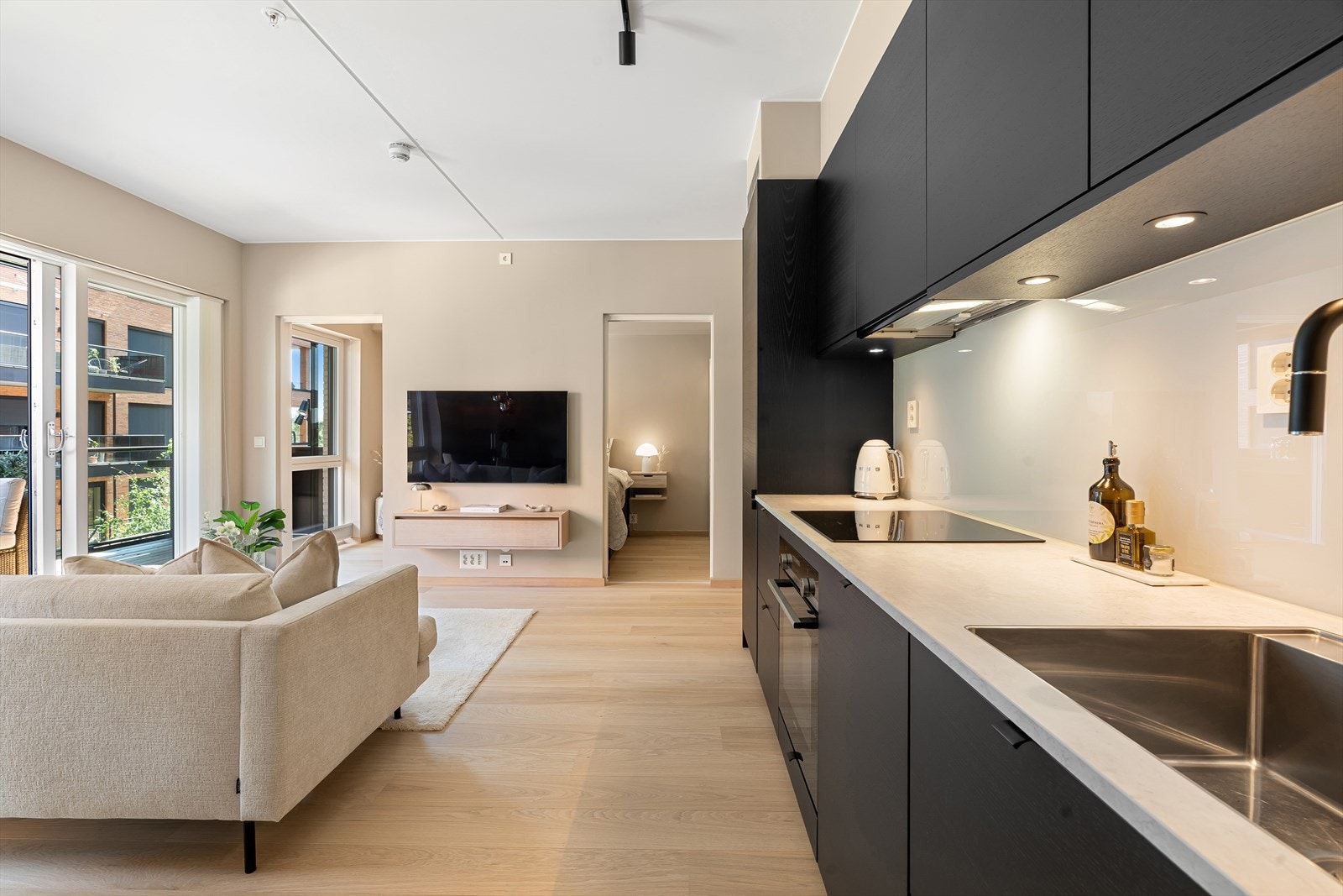 Pene og moderne overflater er gjennomgående for boligen. Galleribilde