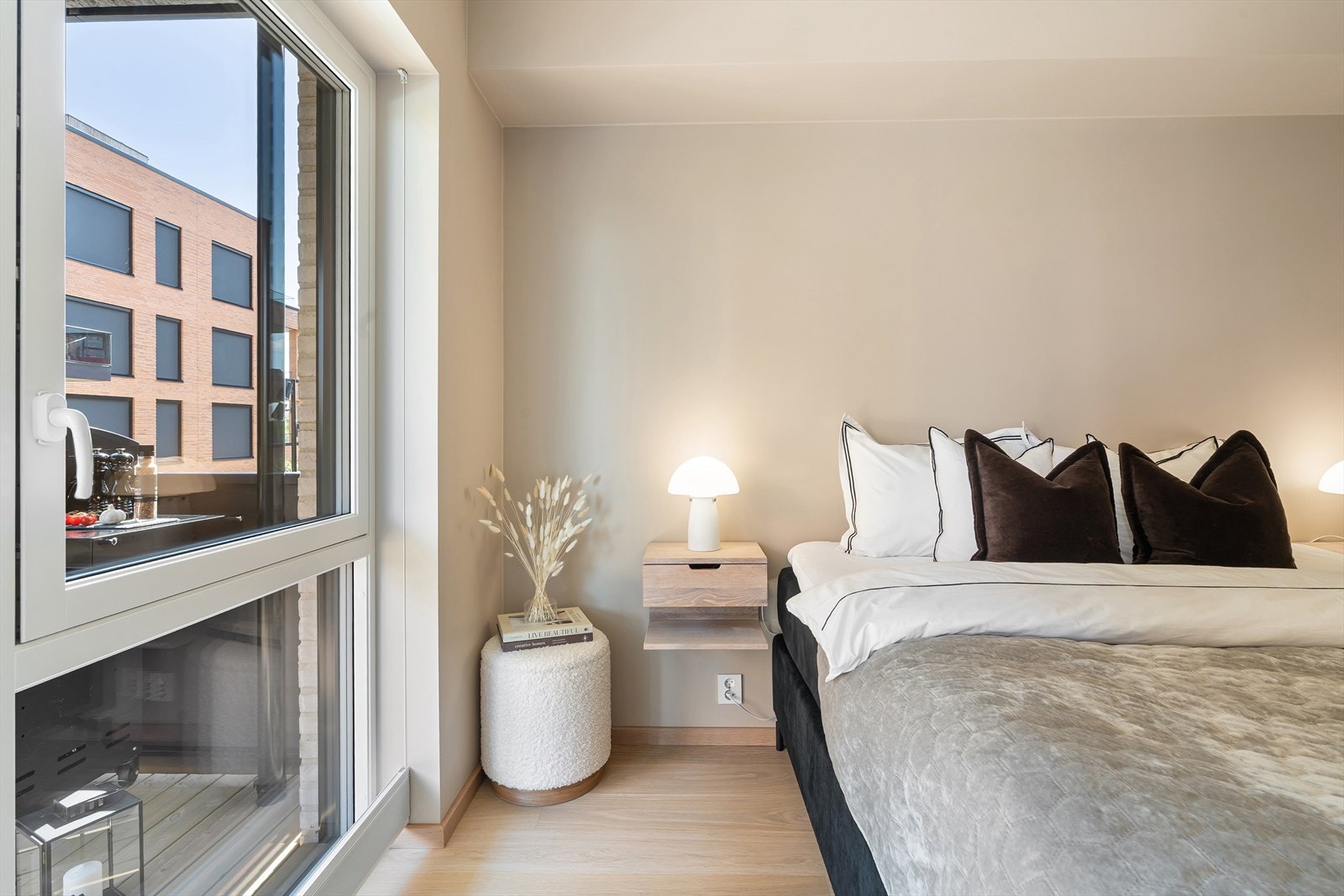 Store hvite vindusflater som slipper inn rikelig med naturlig sollys. Galleribilde