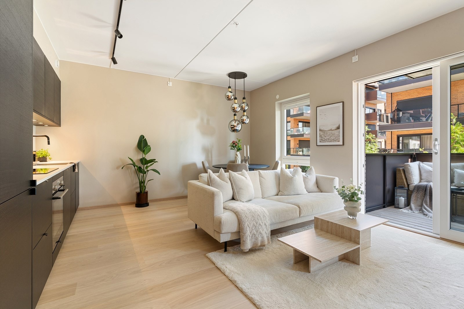 Åpen stue/kjøkken løsning med god plass til sofagruppe og spisebord. Galleribilde