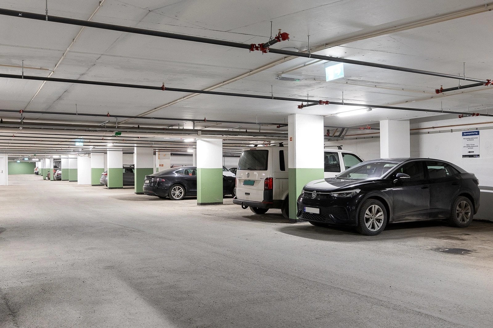 Gjesteparkering er tilgjengelig i garasjeanlegget - praktisk for besøkende. Galleribilde