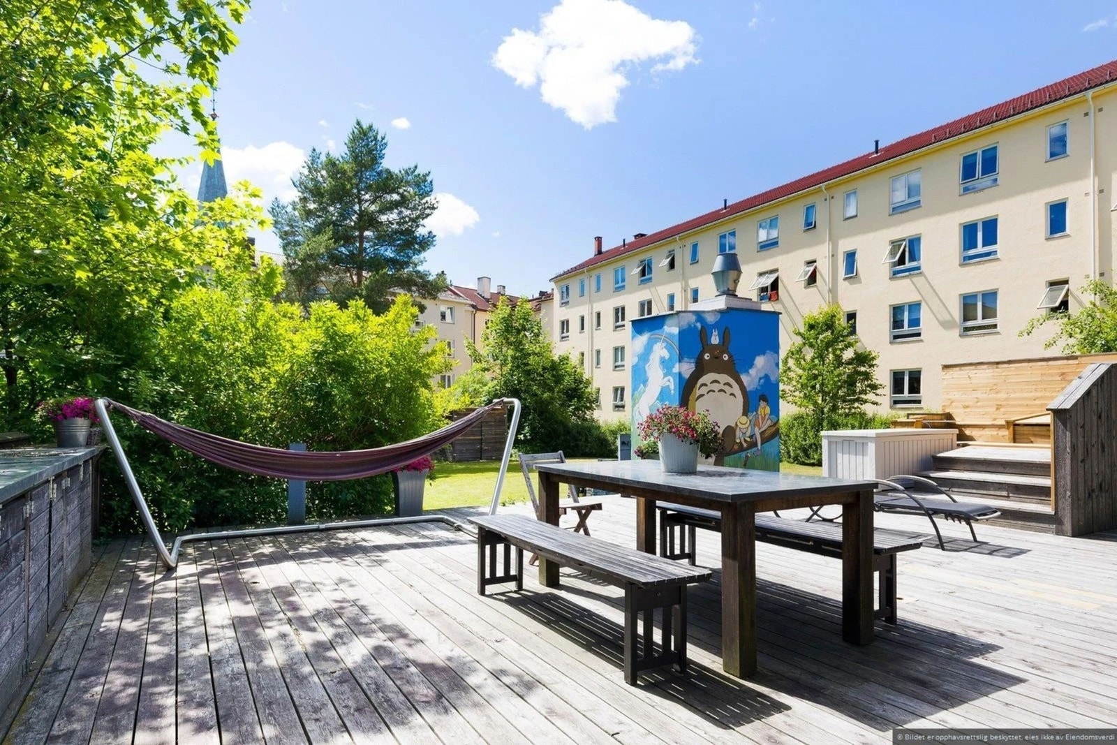 Bakgården har flere soner med sittegrupper. Galleribilde
